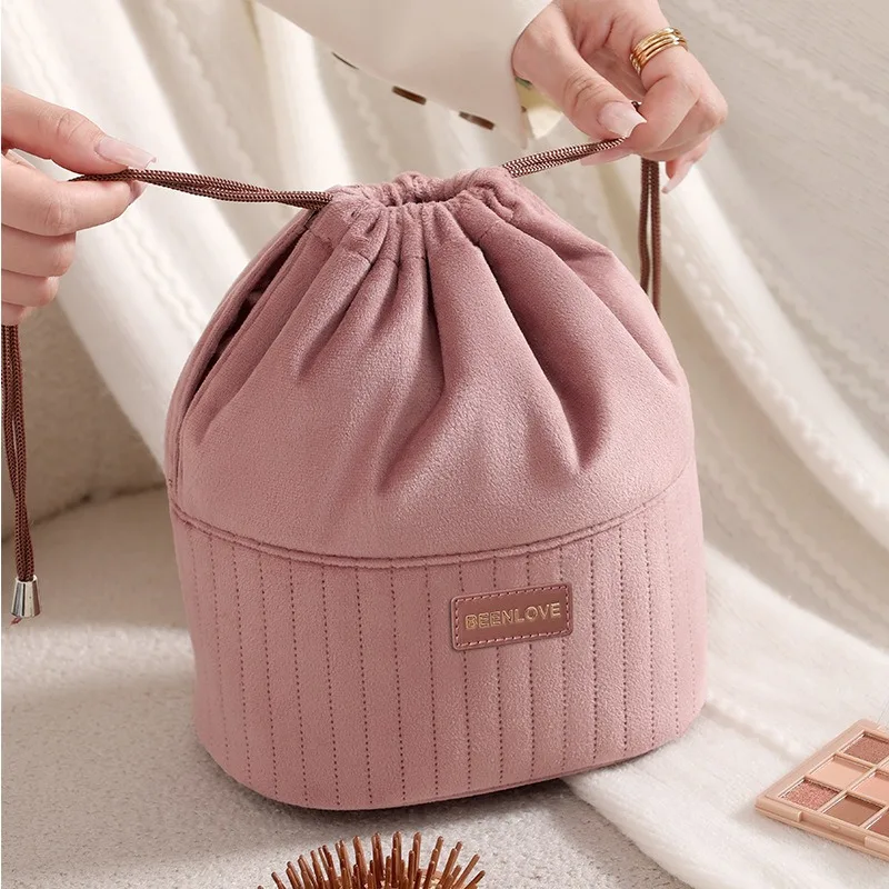 Autumn and winter new Dutch velvet pocket leather label version travel makeup storage bag lazy makeup bag large capacity Autumn and winter new Dutch velvet pocket leather label version travel makeup storage bag lazy makeup bag large capacity