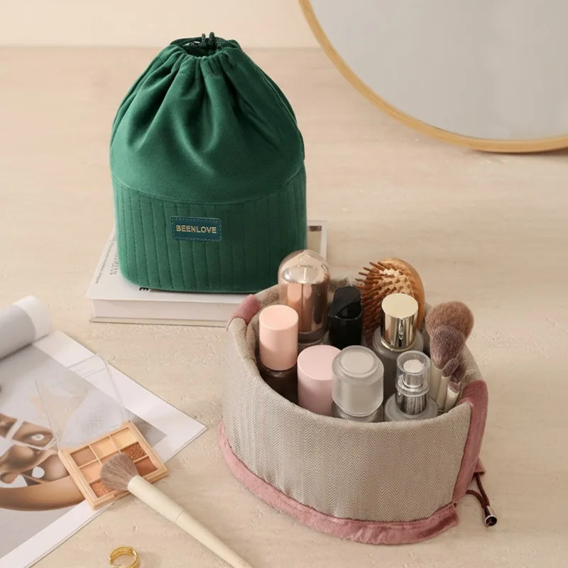 Autumn and winter new Dutch velvet pocket leather label version travel makeup storage bag lazy makeup bag large capacity Autumn and winter new Dutch velvet pocket leather label version travel makeup storage bag lazy makeup bag large capacity