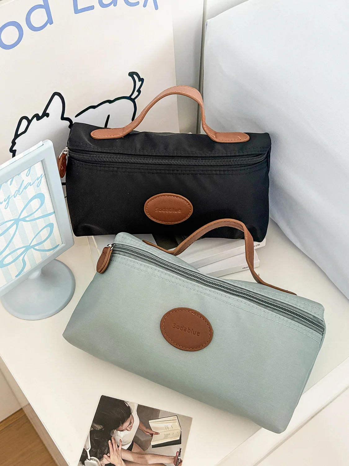 YT's new high-quality, stylish, lightweight, unisex portable toiletry bag with leather label, nylon handbag for makeup