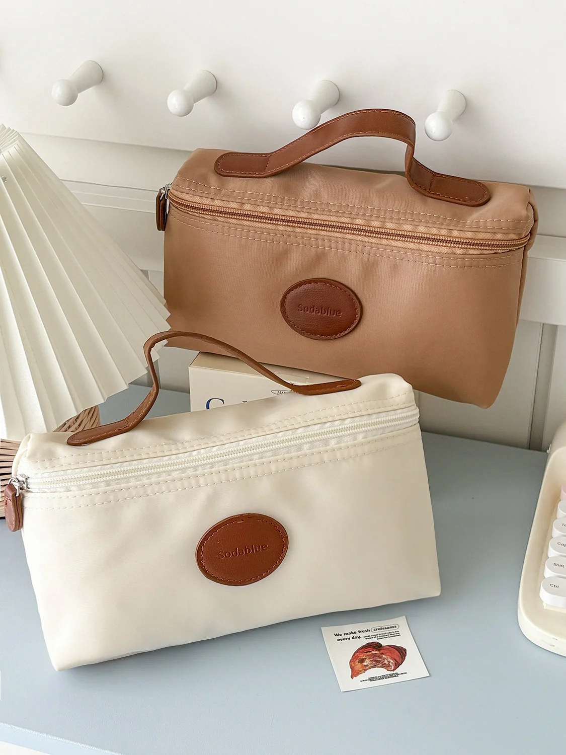 YT's new high-quality, stylish, lightweight, unisex portable toiletry bag with leather label, nylon handbag for makeup